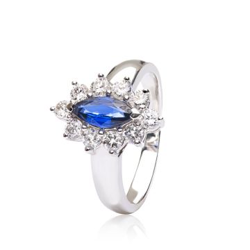 Rosetring i 14 kt hvidguld med safir og brillanter