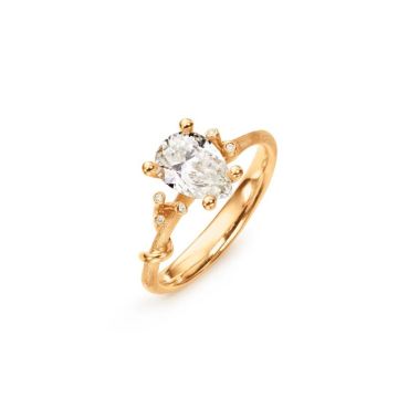 OLE LYNGGAARD COPENHAGEN Nature Solitaire ring i 18 kt guld med 5 små brillanter og en stor pæreformet